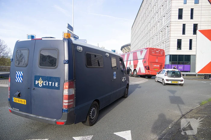 Ajax-aanhangers wachten spelersbus op na vernedering in Rotterdam