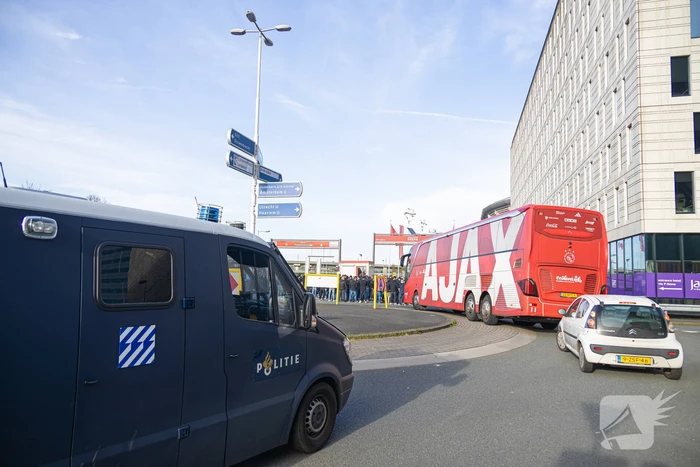 Ajax-aanhangers wachten spelersbus op na vernedering in Rotterdam