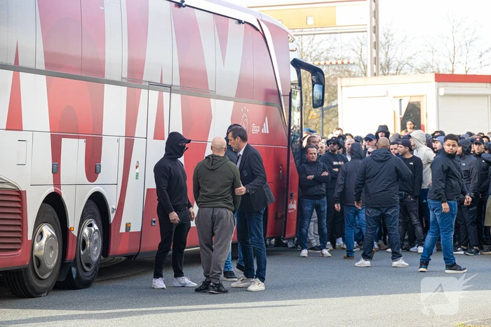 Ajax-aanhangers wachten spelersbus op na vernedering in Rotterdam