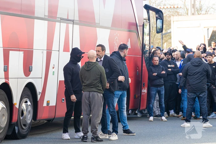Ajax-aanhangers wachten spelersbus op na vernedering in Rotterdam