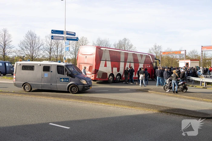 Ajax-aanhangers wachten spelersbus op na vernedering in Rotterdam