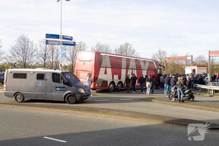 Ajax-aanhangers wachten spelersbus op na vernedering in Rotterdam