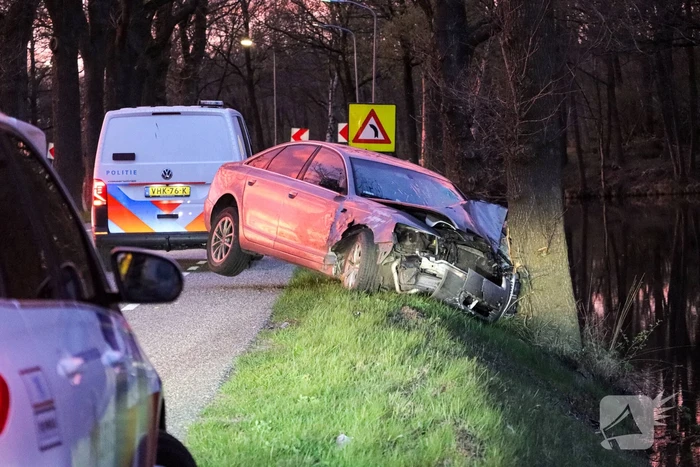 Bestuurder gewond bij botsing op boom