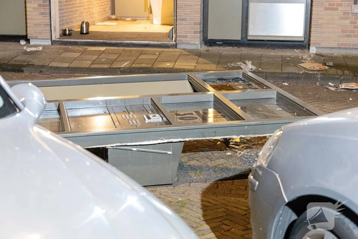 Pui uit portiek geblazen gigantische explosie