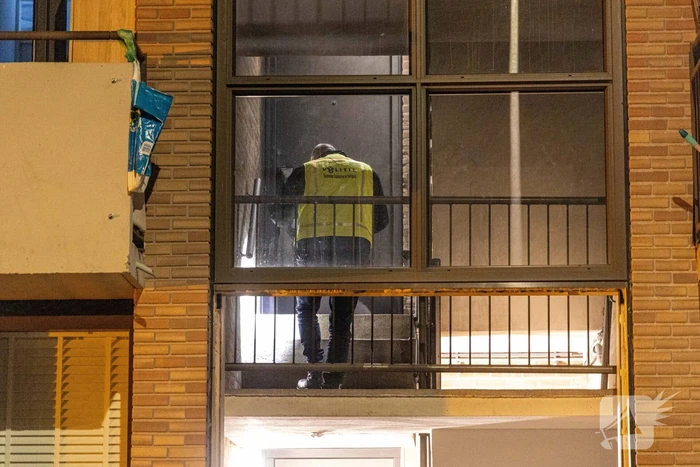 Pui uit portiek geblazen gigantische explosie