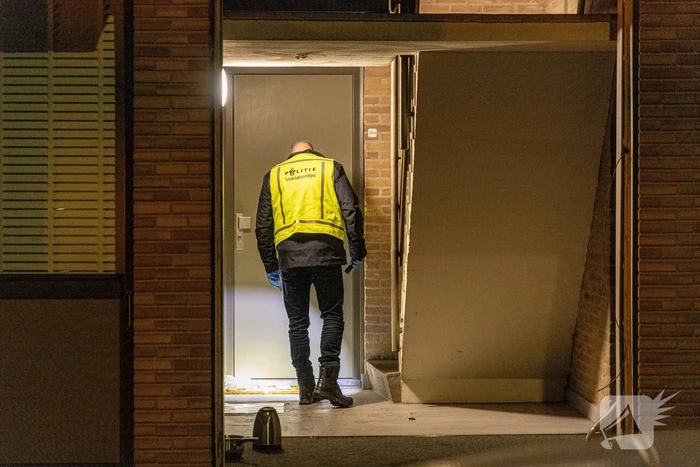 Pui uit portiek geblazen gigantische explosie