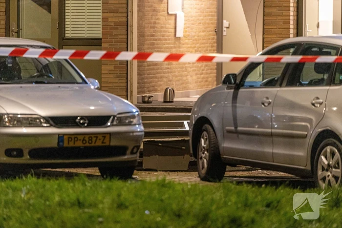 Pui uit portiek geblazen gigantische explosie