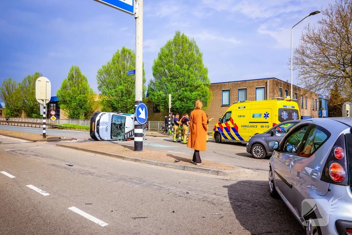 Bestelbus belandt op zijn kant bij botsing