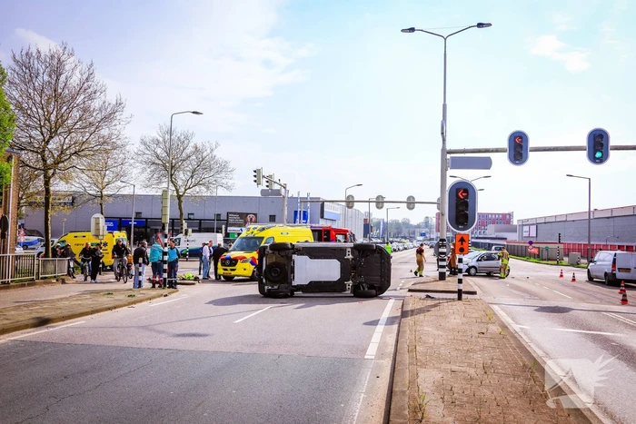 Bestelbus belandt op zijn kant bij botsing