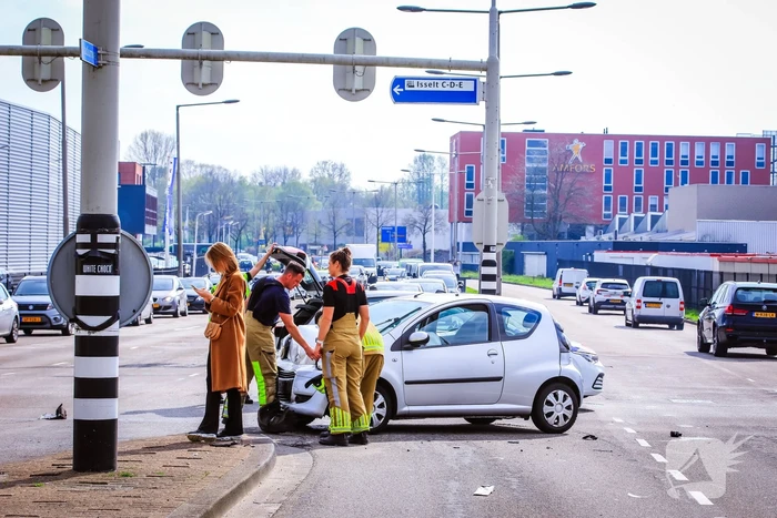 Bestelbus belandt op zijn kant bij botsing