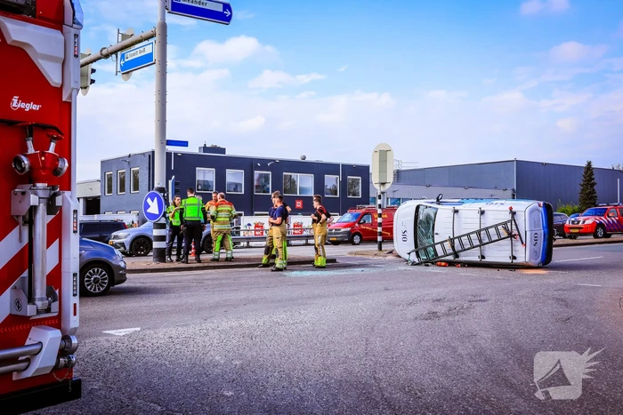 Bestelbus belandt op zijn kant bij botsing