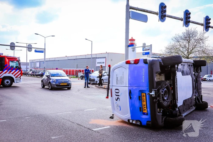 Bestelbus belandt op zijn kant bij botsing