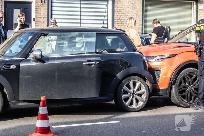 Gewonde, aanhouding en schade na kop-staartbotsing