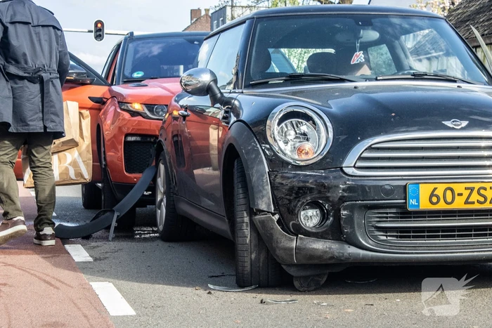 Gewonde, aanhouding en schade na kop-staartbotsing