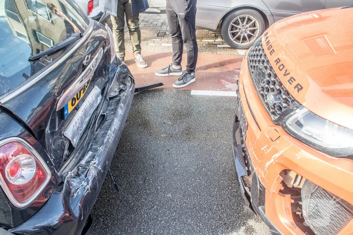 Gewonde, aanhouding en schade na kop-staartbotsing