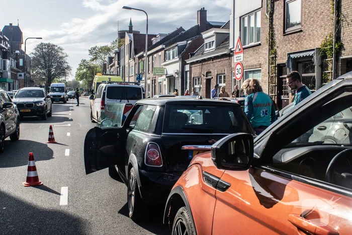 Gewonde, aanhouding en schade na kop-staartbotsing