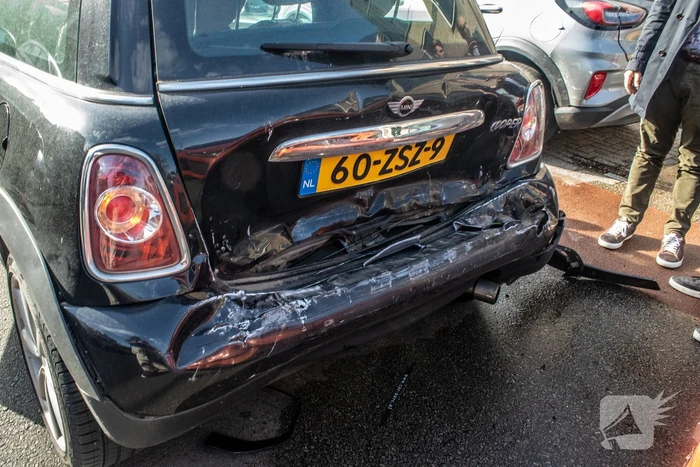 Gewonde, aanhouding en schade na kop-staartbotsing