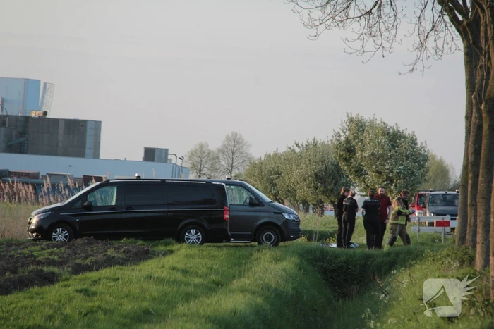 Stoffelijk overschot in water door fietsers aangetroffen