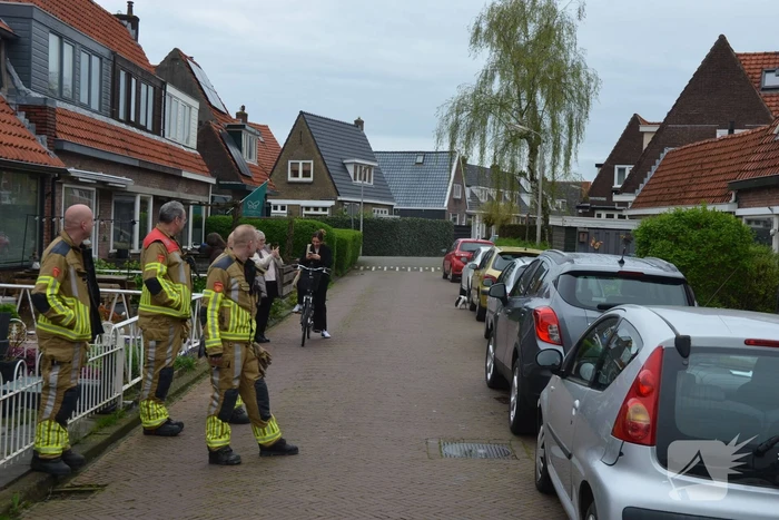 Brandweer redt kat Jessy van dak