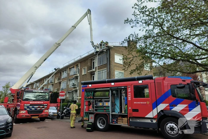Brand op dak van flatgebouw