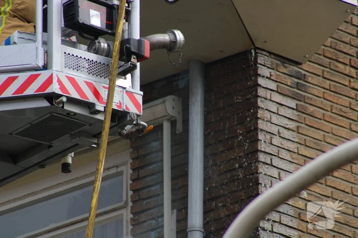 Brand op dak van flatgebouw