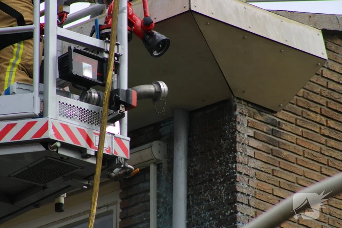 Brand op dak van flatgebouw