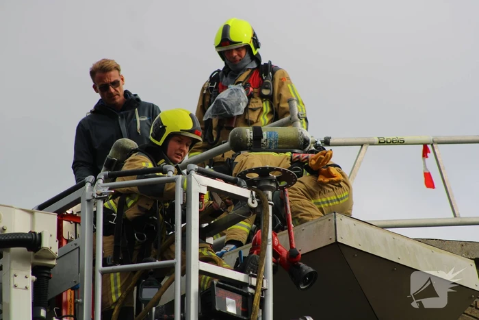Brand op dak van flatgebouw