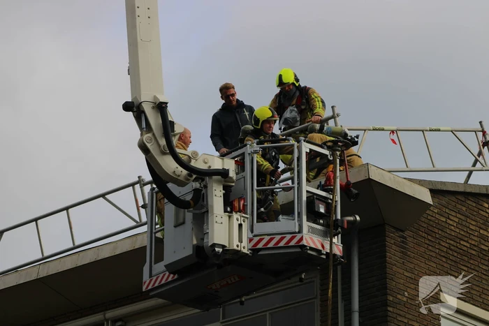Brand op dak van flatgebouw