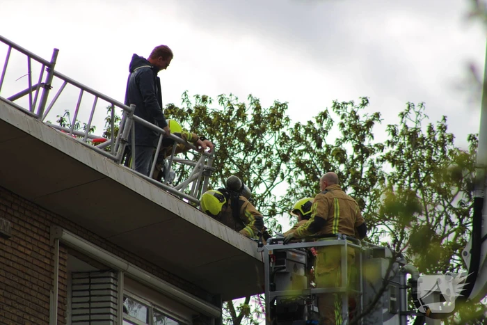 Brand op dak van flatgebouw