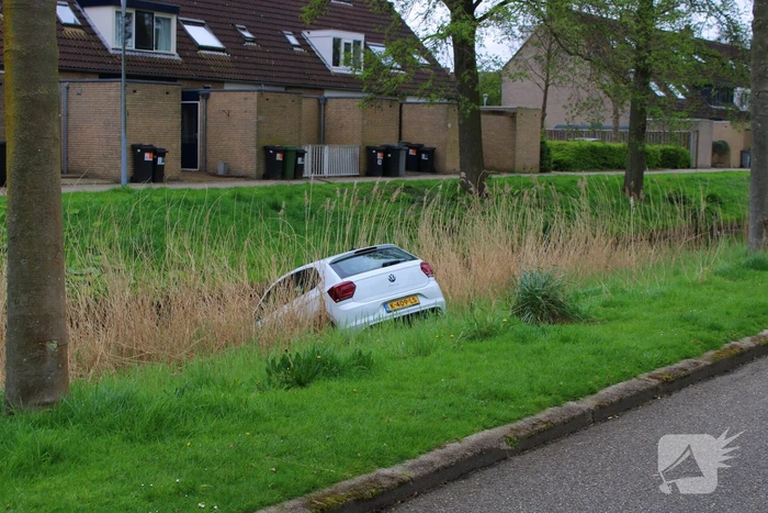 Auto belandt in sloot