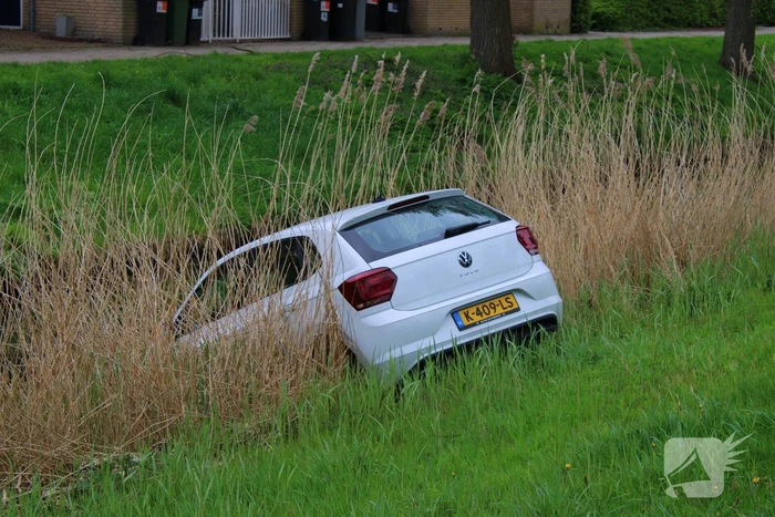 Auto belandt in sloot