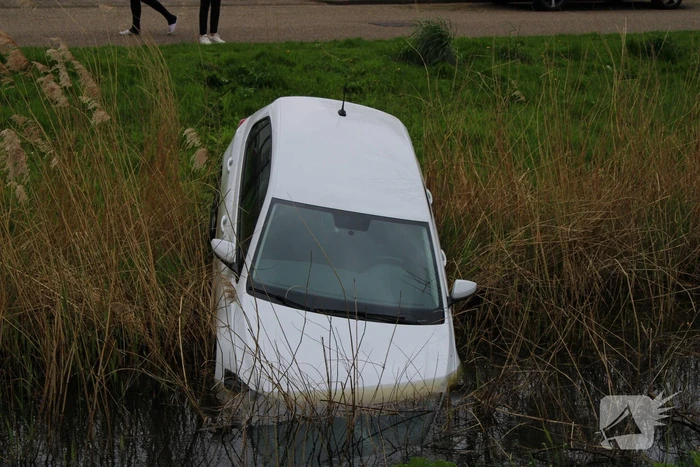 Auto belandt in sloot