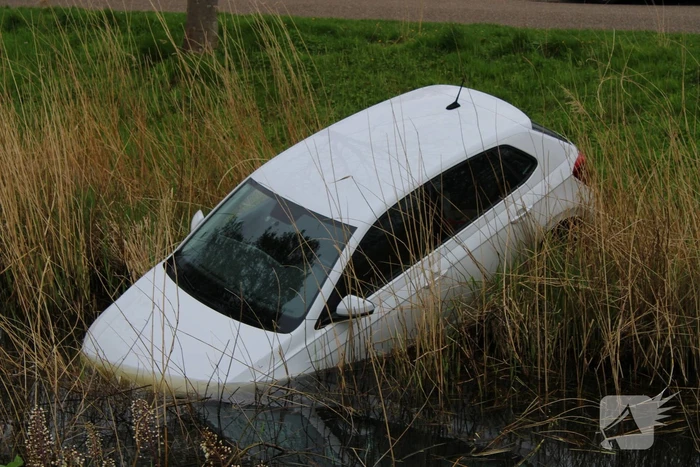 Auto belandt in sloot