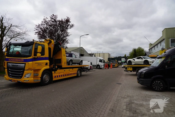 Dure gloednieuwe sportwagens in beslag genomen bij FIOD-inval