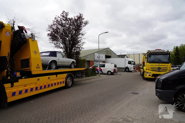 Dure gloednieuwe sportwagens in beslag genomen bij FIOD-inval
