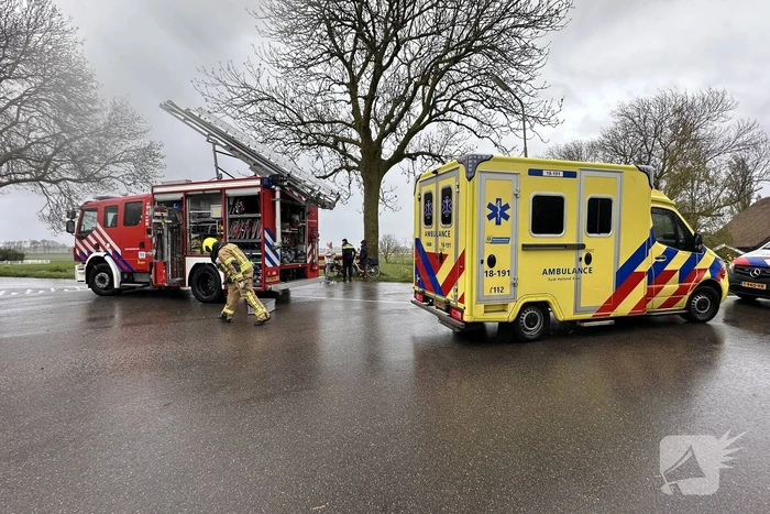 Bestelbus rijdt van dijk af
