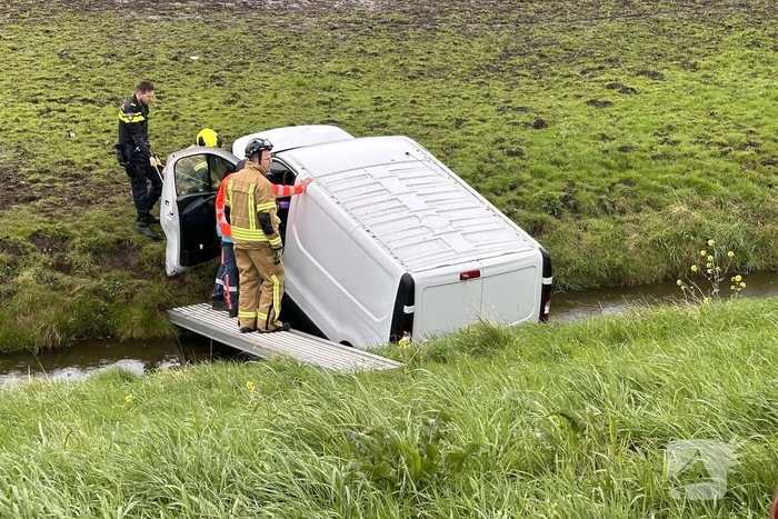 Bestelbus rijdt van dijk af