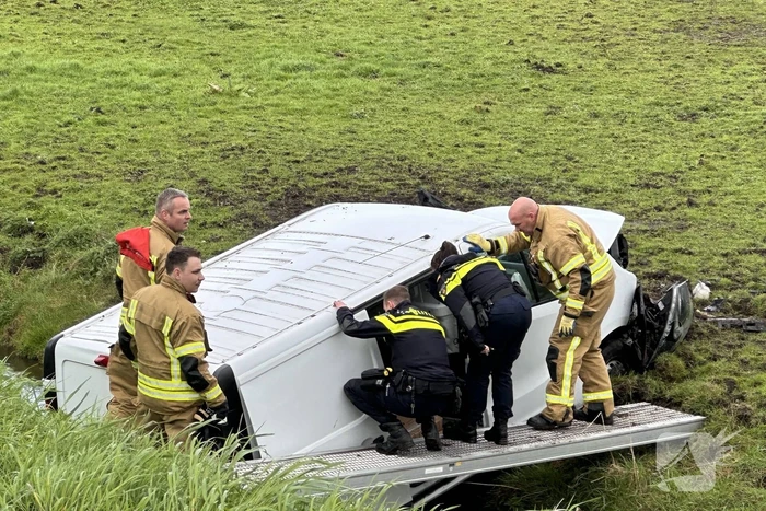 Bestelbus rijdt van dijk af