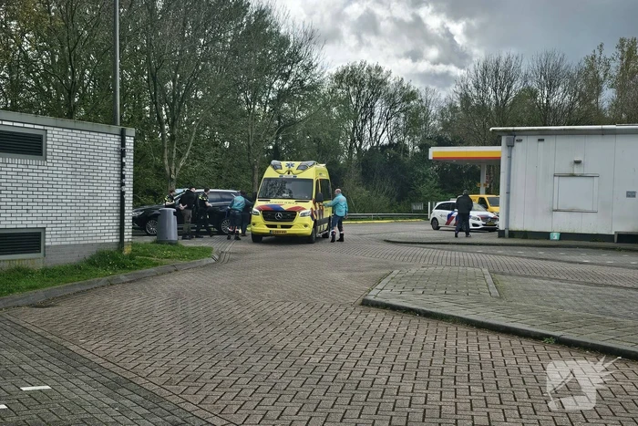 Taxi botst op paal bij benzinestation