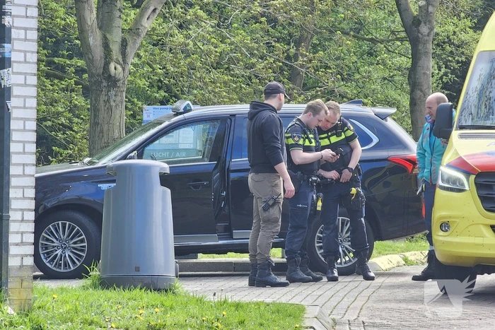 Taxi botst op paal bij benzinestation