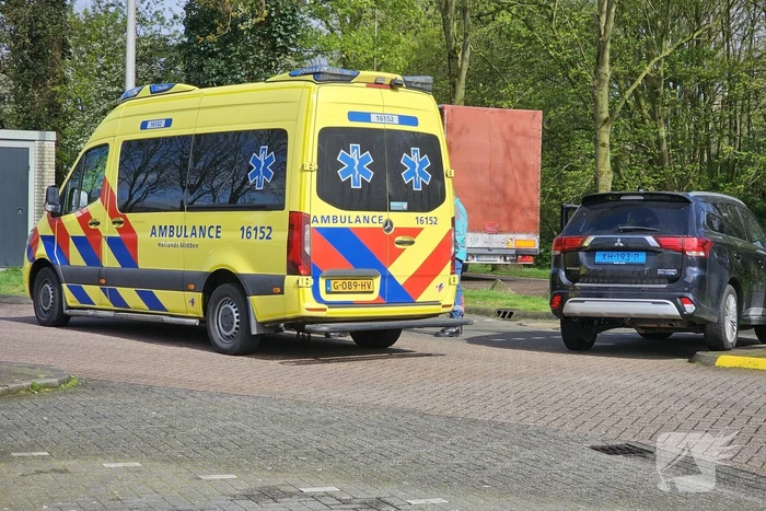 Taxi botst op paal bij benzinestation
