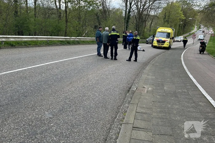 Scooterrijder komt hard ten val