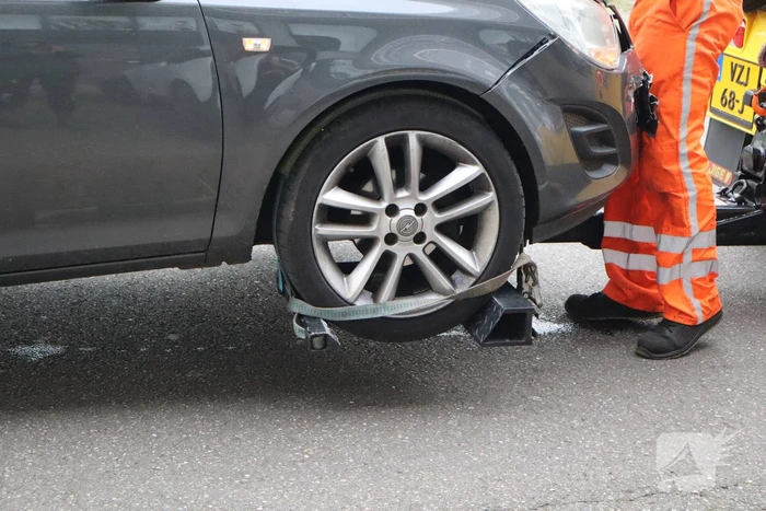 Flinke schade en lekkage na kop-staart botsing