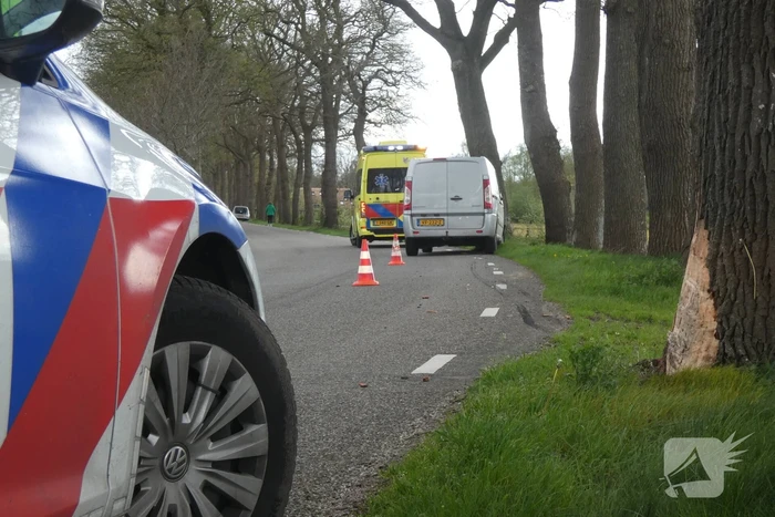 Inzittenden bestelbus gewond bij botsing tegen boom