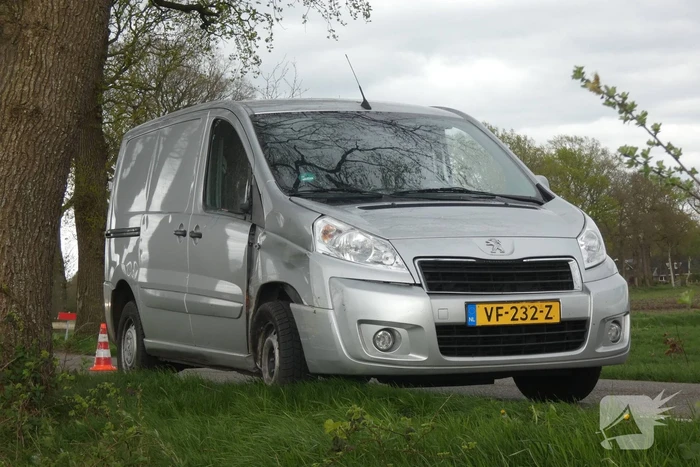 Inzittenden bestelbus gewond bij botsing tegen boom