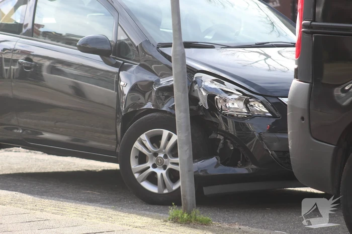 Veel schade na botsing tussen personenauto's
