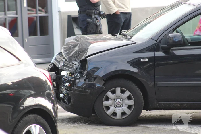 Veel schade na botsing tussen personenauto's