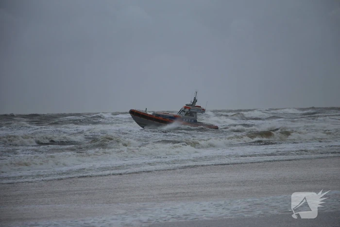 Grote zoekactie naar vermiste watersporter op ruwe zee