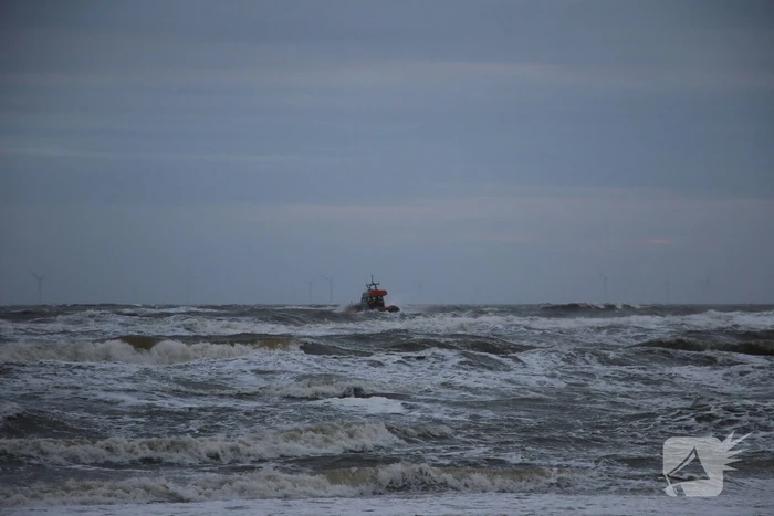 Grote zoekactie naar vermiste watersporter op ruwe zee