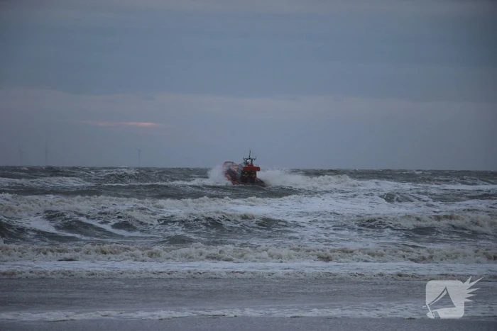 Grote zoekactie naar vermiste watersporter op ruwe zee